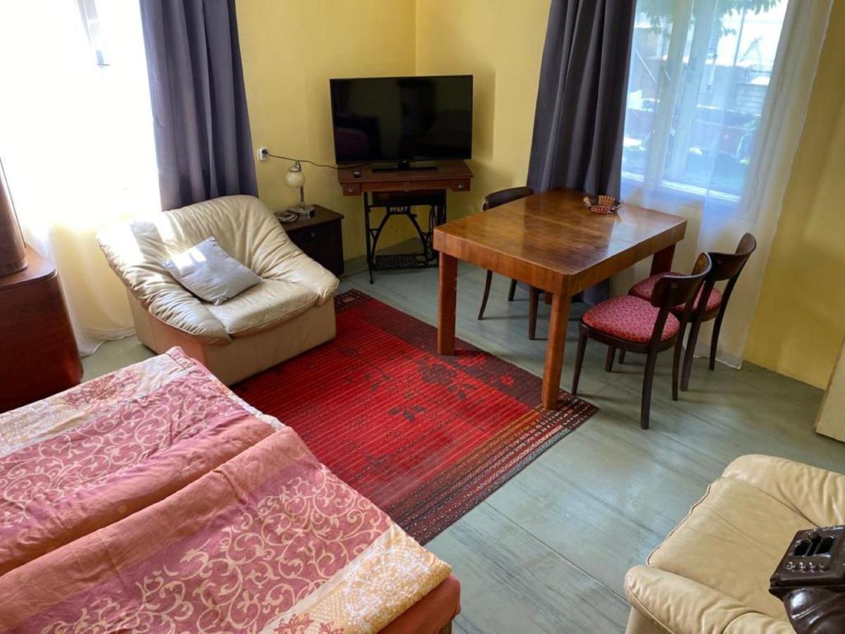 Old Summer House With Renovated Bathroom 布拉格 外观 照片